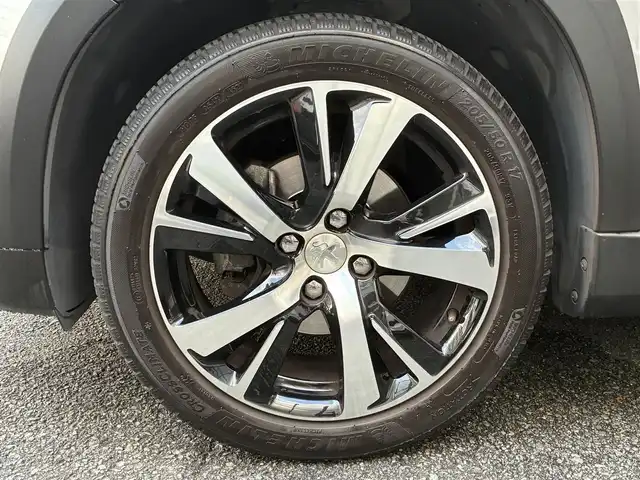 プジョー ２００８ GTライン 京都府 2016(平28)年 4.8万km グレー パノラミックガラスルーフ/アクティブシティブレーキ/ルーフレール/純正17インチアルミホイール/フォグランプ/グリップコントロール/レザーステアリング/・ステアリモコン/アイドリングストップ/ハーフレザーシート/後席ISOFIX/アルミペダル/タッチスクリーン/車両保証書/タッチスクリーン取説/リモコンキー2個