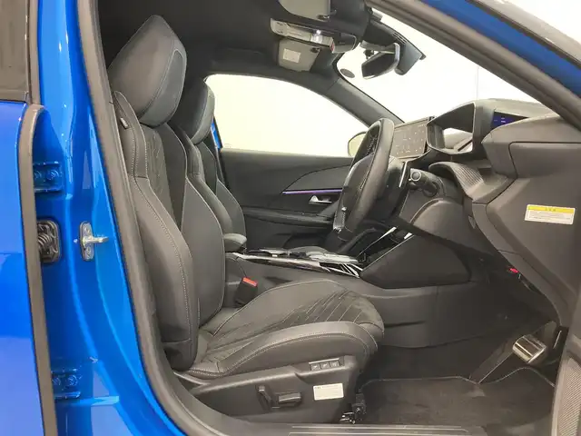 プジョー プジョー ２００８ GT ブルー HDi 熊本県 2024(令6)年 0.3万km 青Ⅱ ワンオーナー車/ハーフレザーシート/シートヒーター/純正ディスプレイオーディオ/AppleCarPlay/androidauto/Bluetooth/USB/運転席パワーシート/運転席マルチランバーサポート（張り出し調整/マッサージ機能）/前後ドライブレコーダー/ワイヤレス充電/アンビエントライト/レーンキープアシスト/ブラインドスポットモニター/インテリジェントハイビーム/アクティブヘッドライト/アクティブセーフティーブレーキ/ETC/LEDライト
