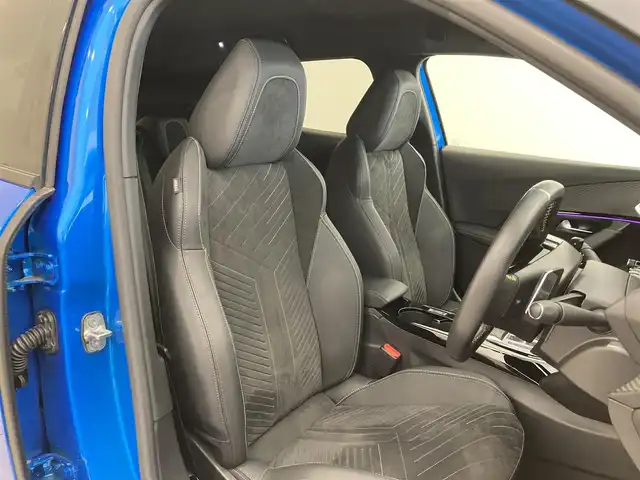 プジョー プジョー ２００８ GT ブルー HDi 熊本県 2024(令6)年 0.3万km 青Ⅱ ワンオーナー車/ハーフレザーシート/シートヒーター/純正ディスプレイオーディオ/AppleCarPlay/androidauto/Bluetooth/USB/運転席パワーシート/運転席マルチランバーサポート（張り出し調整/マッサージ機能）/前後ドライブレコーダー/ワイヤレス充電/アンビエントライト/レーンキープアシスト/ブラインドスポットモニター/インテリジェントハイビーム/アクティブヘッドライト/アクティブセーフティーブレーキ/ETC/LEDライト