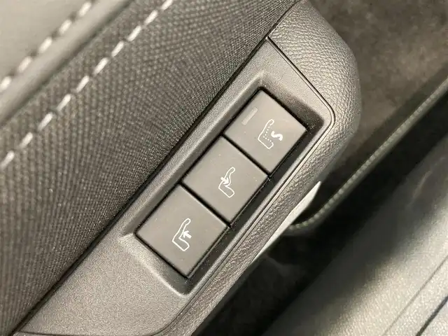 プジョー プジョー ２００８ GT ブルー HDi 熊本県 2024(令6)年 0.3万km 青Ⅱ ワンオーナー車/ハーフレザーシート/シートヒーター/純正ディスプレイオーディオ/AppleCarPlay/androidauto/Bluetooth/USB/運転席パワーシート/運転席マルチランバーサポート（張り出し調整/マッサージ機能）/前後ドライブレコーダー/ワイヤレス充電/アンビエントライト/レーンキープアシスト/ブラインドスポットモニター/インテリジェントハイビーム/アクティブヘッドライト/アクティブセーフティーブレーキ/ETC/LEDライト