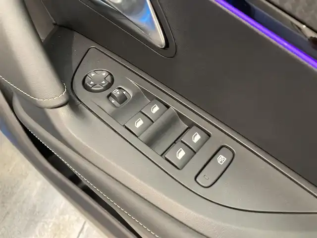 プジョー プジョー ２００８ GT ブルー HDi 熊本県 2024(令6)年 0.3万km 青Ⅱ ワンオーナー車/ハーフレザーシート/シートヒーター/純正ディスプレイオーディオ/AppleCarPlay/androidauto/Bluetooth/USB/運転席パワーシート/運転席マルチランバーサポート（張り出し調整/マッサージ機能）/前後ドライブレコーダー/ワイヤレス充電/アンビエントライト/レーンキープアシスト/ブラインドスポットモニター/インテリジェントハイビーム/アクティブヘッドライト/アクティブセーフティーブレーキ/ETC/LEDライト