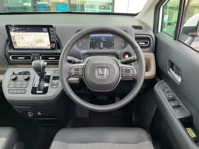 ホンダ フリード AIR EX 東京都 2024(令6)年 1.3万km プラチナホワイトパール Honda SENSING/・衝突軽減ブレーキ/・誤発進抑制機能/・歩行者事故低減ステアリング/・路外逸脱抑制機能/・アダプティブクルーズコントロール/・車線維持支援システム/・先行車発進お知らせ機能/・標識認識機能/・ブラインドスポットインフォメーション/プッシュスタート/純正9インチナビ/フルセグTV/バックカメラ/ビルトインETC/前後ドライブレコーダー/両側パワースライドドア/ハーフレザーシート/シートヒーター/後席ロールサンシェード/LEDヘッドライト/スマートキー/純正15インチアルミホイール