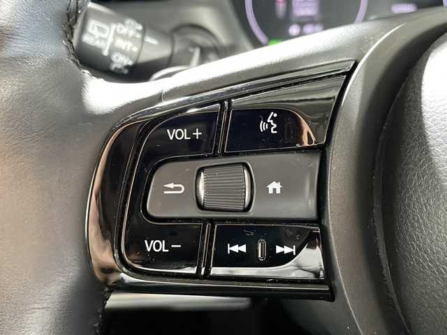 ホンダ ヴェゼル ハイブリッド e:HEV Z 沖縄県 2021(令3)年 3.2万km プラチナホワイトパール ワンオーナー/禁煙車　/純正9インチホンダコネクトナビ/（フルセグTV Bluetooth Apple CarPlay）/ホンダセンシング/・衝突被害軽減ブレーキ/・アダプティブクルーズコントロール/・車線逸脱警報機能/BSM（ブラインドスポットモニター）/バックカメラ/置くだけ充電/前後ドライブレコーダー/ETC2.0/ダウンヒルアシスト/ハーフレザーシート/シートヒーター