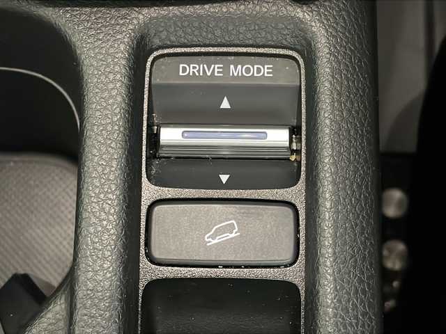 ホンダ ヴェゼル ハイブリッド e:HEV Z 沖縄県 2021(令3)年 3.2万km プラチナホワイトパール ワンオーナー/禁煙車　/純正9インチホンダコネクトナビ/（フルセグTV Bluetooth Apple CarPlay）/ホンダセンシング/・衝突被害軽減ブレーキ/・アダプティブクルーズコントロール/・車線逸脱警報機能/BSM（ブラインドスポットモニター）/バックカメラ/置くだけ充電/前後ドライブレコーダー/ETC2.0/ダウンヒルアシスト/ハーフレザーシート/シートヒーター