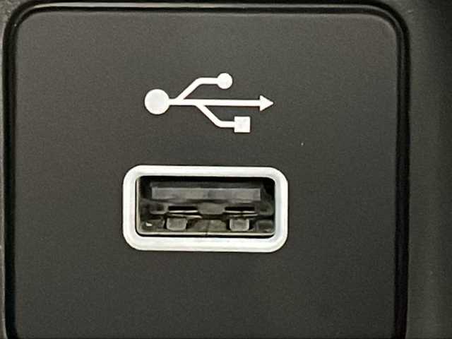 ホンダ ヴェゼル ハイブリッド e:HEV Z 沖縄県 2021(令3)年 3.2万km プラチナホワイトパール ワンオーナー/禁煙車　/純正9インチホンダコネクトナビ/（フルセグTV Bluetooth Apple CarPlay）/ホンダセンシング/・衝突被害軽減ブレーキ/・アダプティブクルーズコントロール/・車線逸脱警報機能/BSM（ブラインドスポットモニター）/バックカメラ/置くだけ充電/前後ドライブレコーダー/ETC2.0/ダウンヒルアシスト/ハーフレザーシート/シートヒーター