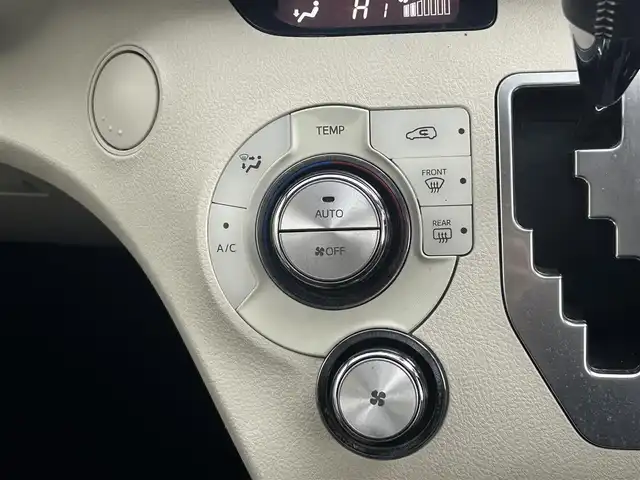 トヨタ シエンタ G 道央・札幌 2015(平27)年 5.3万km ホワイトパールクリスタルシャイン ・４WD/・寒冷地仕様/・純正ＳＤナビゲーション/　ＣＤ／ＤＶＤ／ＳＤ／ワンセグ／ＢＴ/・両側パワースライドドア/・バックカメラ/・ＬＥＤヘッドライト/・オートライト/・フロントフォグランプ/・横滑り防止装置/・純正ＡＷ１５インチ/・純正フロアマット/・スマートキー/・プッシュスタート/・スペアキー１本/・ワイパーデアイサー/・ウォークスルー/・チップアップシート/・ドアバイザー/・ステアリングスイッチ/・社外AW15インチ冬タイヤ積込（185/60/15）/・取説有