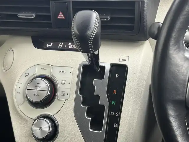 トヨタ シエンタ G 道央・札幌 2015(平27)年 5.3万km ホワイトパールクリスタルシャイン ・４WD/・寒冷地仕様/・純正ＳＤナビゲーション/　ＣＤ／ＤＶＤ／ＳＤ／ワンセグ／ＢＴ/・両側パワースライドドア/・バックカメラ/・ＬＥＤヘッドライト/・オートライト/・フロントフォグランプ/・横滑り防止装置/・純正ＡＷ１５インチ/・純正フロアマット/・スマートキー/・プッシュスタート/・スペアキー１本/・ワイパーデアイサー/・ウォークスルー/・チップアップシート/・ドアバイザー/・ステアリングスイッチ/・社外AW15インチ冬タイヤ積込（185/60/15）/・取説有