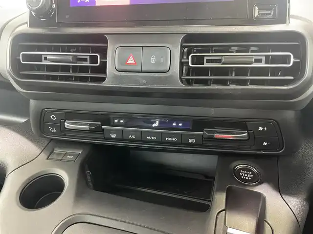 シトロエン シトロエン ベルランゴ シャイン 静岡県 2021(令3)年 3.2万km ブランバンキーズ マルチＰルーフ　/ＣａｒＰｌａｙ対応　/Ｆ／Ｓ／Ｒバックソナー　/ＬＫＡ　/ＢＳＭ　/ＲＣＴＡ　/クルコン　/アクティブＳＦＴブレーキ　/スマートフォンワイヤレスチャージャー　/パドルシフト　/ホワイトアクセント入シート