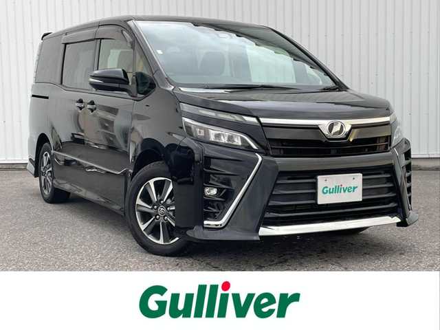 トヨタ ヴォクシー ZS 滋賀県 2017(平29)年 6.9万km ブラック 社外SDナビ/・AM/FM/・CD/DVD/・SD/USB/・Bluetooth/・フルセグTV/バックカメラ/ステアリングスイッチ/革巻きステアリング/USB充電/クルーズコントロール/前方ドライブレコーダー/プリクラッシュセーフティ/レーンディパーチャーアラート/先行車発進告知/オートハイビーム/ETC/オートヘッドライト/LEDヘッドライト/フォグランプ/オートリトラミラー/シートリフター/ドアバイザー/フロアマット/スマートキー×2