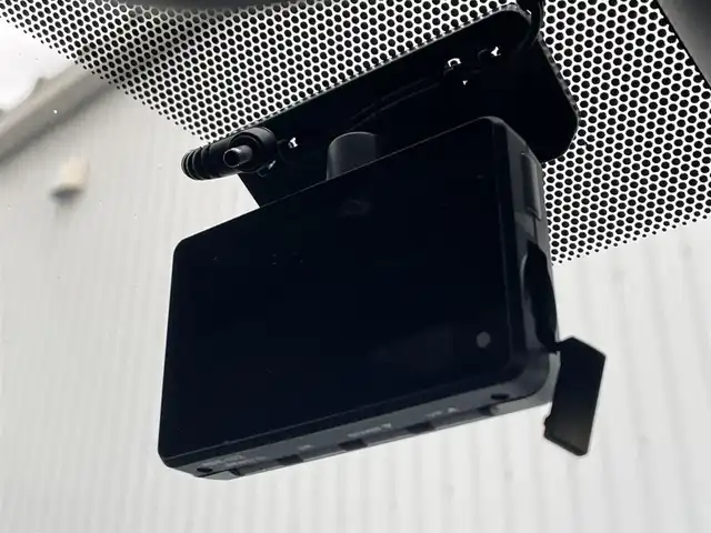 トヨタ ヴォクシー ZS 滋賀県 2017(平29)年 6.9万km ブラック 社外SDナビ/・AM/FM/・CD/DVD/・SD/USB/・Bluetooth/・フルセグTV/バックカメラ/ステアリングスイッチ/革巻きステアリング/USB充電/クルーズコントロール/前方ドライブレコーダー/プリクラッシュセーフティ/レーンディパーチャーアラート/先行車発進告知/オートハイビーム/ETC/オートヘッドライト/LEDヘッドライト/フォグランプ/オートリトラミラー/シートリフター/ドアバイザー/フロアマット/スマートキー×2