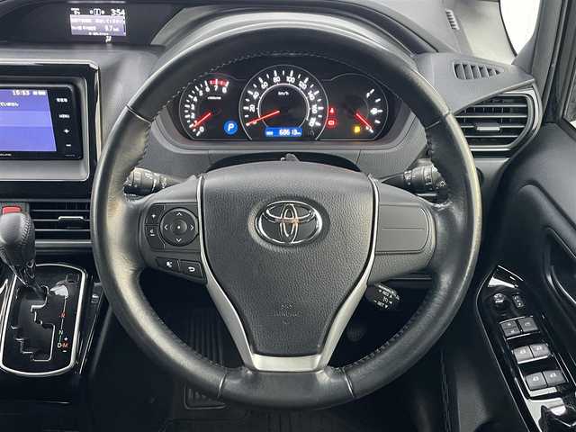 トヨタ ヴォクシー ZS 滋賀県 2017(平29)年 6.9万km ブラック 社外SDナビ/・AM/FM/・CD/DVD/・SD/USB/・Bluetooth/・フルセグTV/バックカメラ/ステアリングスイッチ/革巻きステアリング/USB充電/クルーズコントロール/前方ドライブレコーダー/プリクラッシュセーフティ/レーンディパーチャーアラート/先行車発進告知/オートハイビーム/ETC/オートヘッドライト/LEDヘッドライト/フォグランプ/オートリトラミラー/シートリフター/ドアバイザー/フロアマット/スマートキー×2