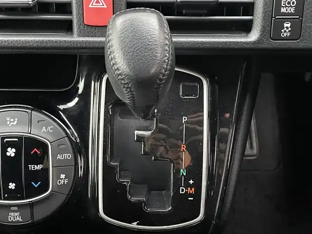 トヨタ ヴォクシー ZS 滋賀県 2017(平29)年 6.9万km ブラック 社外SDナビ/・AM/FM/・CD/DVD/・SD/USB/・Bluetooth/・フルセグTV/バックカメラ/ステアリングスイッチ/革巻きステアリング/USB充電/クルーズコントロール/前方ドライブレコーダー/プリクラッシュセーフティ/レーンディパーチャーアラート/先行車発進告知/オートハイビーム/ETC/オートヘッドライト/LEDヘッドライト/フォグランプ/オートリトラミラー/シートリフター/ドアバイザー/フロアマット/スマートキー×2