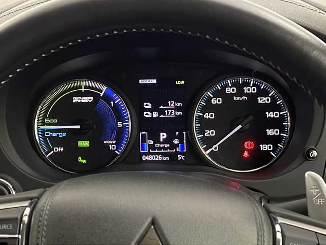 三菱 アウトランダー ＰＨＥＶ G 新潟県 2019(令1)年 4.8万km レッドダイヤモンド ディーラー純正メモリナビ/(GCX778W)/(CD.DVD.SD.フルセグ.Bluetooth)/マルチアラウンドモニター/革巻きステアリング/ステアリングリモコン/パドルシフト/衝突軽減装置/レーダークルーズコントロール/レーンキープアシスト/ブラインドスポットモニター/LEDオートライト/フォグランプ/コーナーセンサー/パワーバックドア/エコモード・バッテリーチャージセーブモード/ブレーキホールド/プッシュスタート/スマートキー/純正フロアマット