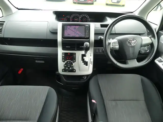 トヨタ ヴォクシー ZS 千葉県 2010(平22)年 7.3万km ブラック 205/60R16/両側パワースライドドア/純正HDDナビ/地デジTV/【DVD/CD再生機能　Bluetooth接続】/バックカメラ/革巻きステアリング/ステアリングスイッチ/パドルシフト/ETC/HID/ウインカーミラー/純正16インチアルミホイル/スマートキー