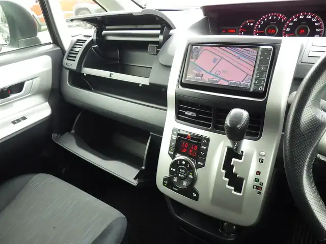 トヨタ ヴォクシー ZS 千葉県 2010(平22)年 7.3万km ブラック 205/60R16/両側パワースライドドア/純正HDDナビ/地デジTV/【DVD/CD再生機能　Bluetooth接続】/バックカメラ/革巻きステアリング/ステアリングスイッチ/パドルシフト/ETC/HID/ウインカーミラー/純正16インチアルミホイル/スマートキー