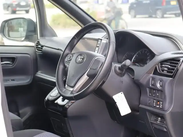 トヨタ ヴォクシー ZS 煌Ⅱ 福島県 2017(平29)年 10.7万km ホワイトパールクリスタルシャイン  ワ ン オ ー ナ ー/ ４　W   D/ 社 外 ナ ビ・フ ル セ グ T V/ 社 外 バ ッ ク カ メ ラ/ E    T    C/ エ ン ジ ン ス タ ー タ ー/ ス マ ー ト キ ー/ 両 側 パ ワ ー ス ラ イ ド ド ア/ ト ヨ タ セ ー フ テ ィ/ 純 正 L E D ヘ ッ ド ラ イ ト/ 純 正 フ ォ グ ラ ン プ/ 純 正 ア ル ミ ホ イ ル/ ア イ ド リ ン グ ス ト ッ プ