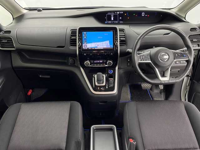 日産 セレナ e－パワー ハイウェイスター V 鹿児島県 2018(平30)年 3.6万km ミントホワイトP 純正SDナビ/(BT/CD/DVD/AM/FM/フルセグTV)/プロパイロット/エマージェンシーブレーキ/アラウンドビューモニター/前後コーナーセンサー/両側パワースライドドア/パーキングアシスト/アイドリングストップ/前方ドライブレコーダー/電動パーキングブレーキ/オートホールド/ETC/純正フリップダウンモニター/ウォークスルー/3列シート/前席シートヒーター/純正15インチアルミホイール/純正フロアマット/純正LEDヘッドライト/保証書/取扱説明書
