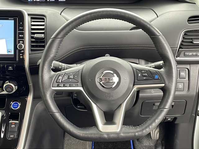 日産 セレナ e－パワー ハイウェイスター V 鹿児島県 2018(平30)年 3.6万km ミントホワイトP 純正SDナビ/(BT/CD/DVD/AM/FM/フルセグTV)/プロパイロット/エマージェンシーブレーキ/アラウンドビューモニター/前後コーナーセンサー/両側パワースライドドア/パーキングアシスト/アイドリングストップ/前方ドライブレコーダー/電動パーキングブレーキ/オートホールド/ETC/純正フリップダウンモニター/ウォークスルー/3列シート/前席シートヒーター/純正15インチアルミホイール/純正フロアマット/純正LEDヘッドライト/保証書/取扱説明書