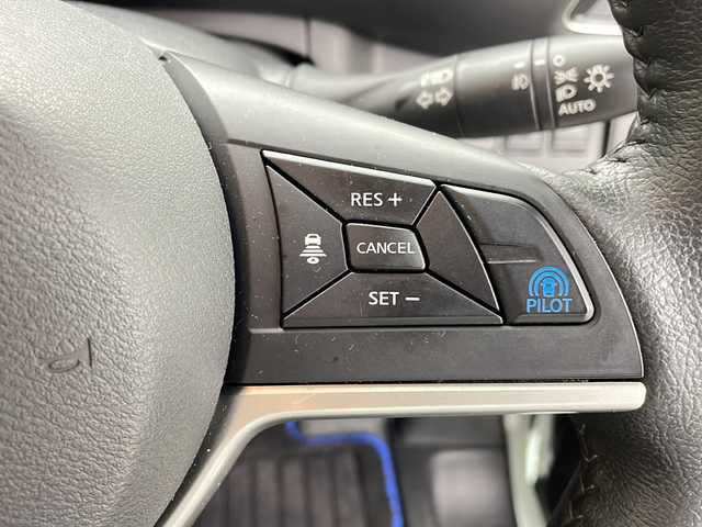 日産 セレナ e－パワー ハイウェイスター V 鹿児島県 2018(平30)年 3.6万km ミントホワイトP 純正SDナビ/(BT/CD/DVD/AM/FM/フルセグTV)/プロパイロット/エマージェンシーブレーキ/アラウンドビューモニター/前後コーナーセンサー/両側パワースライドドア/パーキングアシスト/アイドリングストップ/前方ドライブレコーダー/電動パーキングブレーキ/オートホールド/ETC/純正フリップダウンモニター/ウォークスルー/3列シート/前席シートヒーター/純正15インチアルミホイール/純正フロアマット/純正LEDヘッドライト/保証書/取扱説明書