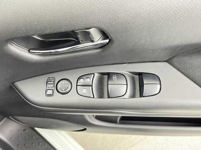 日産 セレナ e－パワー ハイウェイスター V 鹿児島県 2018(平30)年 3.6万km ミントホワイトP 純正SDナビ/(BT/CD/DVD/AM/FM/フルセグTV)/プロパイロット/エマージェンシーブレーキ/アラウンドビューモニター/前後コーナーセンサー/両側パワースライドドア/パーキングアシスト/アイドリングストップ/前方ドライブレコーダー/電動パーキングブレーキ/オートホールド/ETC/純正フリップダウンモニター/ウォークスルー/3列シート/前席シートヒーター/純正15インチアルミホイール/純正フロアマット/純正LEDヘッドライト/保証書/取扱説明書
