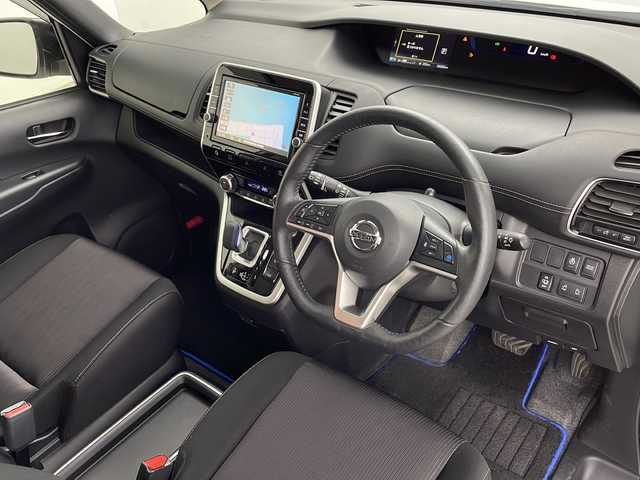 日産 セレナ e－パワー ハイウェイスター V 鹿児島県 2018(平30)年 3.6万km ミントホワイトP 純正SDナビ/(BT/CD/DVD/AM/FM/フルセグTV)/プロパイロット/エマージェンシーブレーキ/アラウンドビューモニター/前後コーナーセンサー/両側パワースライドドア/パーキングアシスト/アイドリングストップ/前方ドライブレコーダー/電動パーキングブレーキ/オートホールド/ETC/純正フリップダウンモニター/ウォークスルー/3列シート/前席シートヒーター/純正15インチアルミホイール/純正フロアマット/純正LEDヘッドライト/保証書/取扱説明書