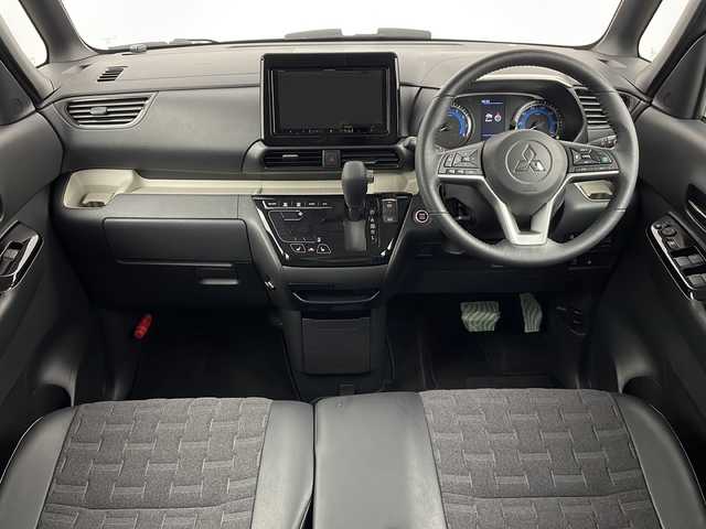 三菱 デリカミニ G プレミアム 新潟県 2024(令6)年 1.2万km 緑Ⅱ 4WD/社外SDナビ【AVIC-R6720】/(CD・DVD・フルセグ・BT・SD・iPod・AUX・FM・AM)/バックカメラ/全方位カメラ/プッシュスタート/ダウンヒルアシスト/両側パワースライドドア/ステアリングヒーター/シートヒーター/LEDヘッドライト/オートライト/ルーフレール/ステアリングスイッチ/社外フロアマット/電格ウィンカーミラー/保証書/取扱説明書