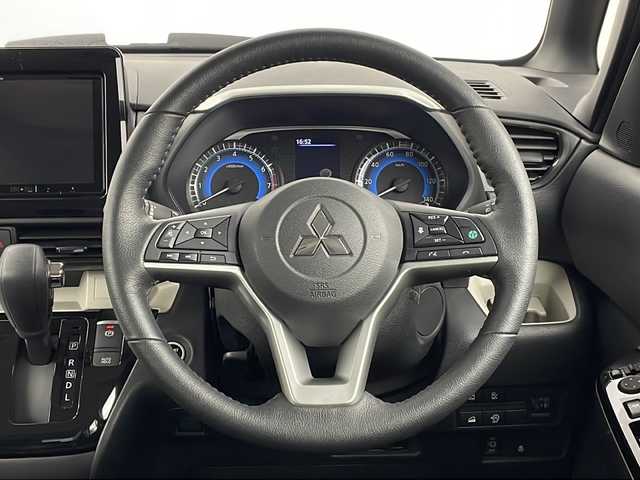 三菱 デリカミニ G プレミアム 新潟県 2024(令6)年 1.2万km 緑Ⅱ 4WD/社外SDナビ【AVIC-R6720】/(CD・DVD・フルセグ・BT・SD・iPod・AUX・FM・AM)/バックカメラ/全方位カメラ/プッシュスタート/ダウンヒルアシスト/両側パワースライドドア/ステアリングヒーター/シートヒーター/LEDヘッドライト/オートライト/ルーフレール/ステアリングスイッチ/社外フロアマット/電格ウィンカーミラー/保証書/取扱説明書