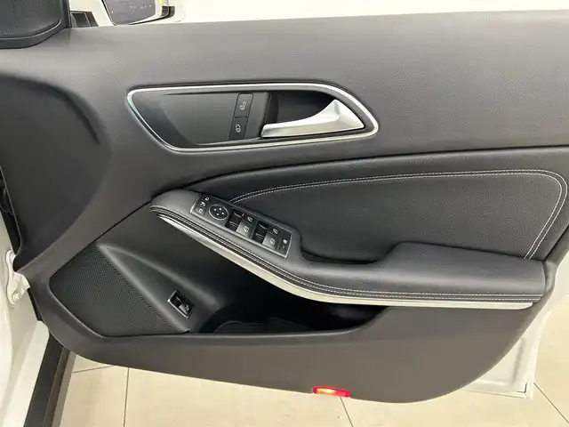 メルセデス・ベンツ ＧＬＡ２２０ 4マチック 岡山県 2018(平30)年 5.1万km ポーラホワイト メルセデス純正コマンドナビ/Ｒカメラ/ＥＳＰ/アクティブセーフティー/アテンションアシスト/ブラインドスポットアシスト/レーンキープアシスト/パワーテールゲート/フットオープナー/レザーシート/ＥＴＣ/ＰＤＣ/ＬＥＤヘッドライト/Ｂｌｕｅｔｏｏｔｈ/アップルカープレイ/アンドロイドオート/フルセグＴＶ/ＵＳＢ/純正18インチアルミ/シートヒーター