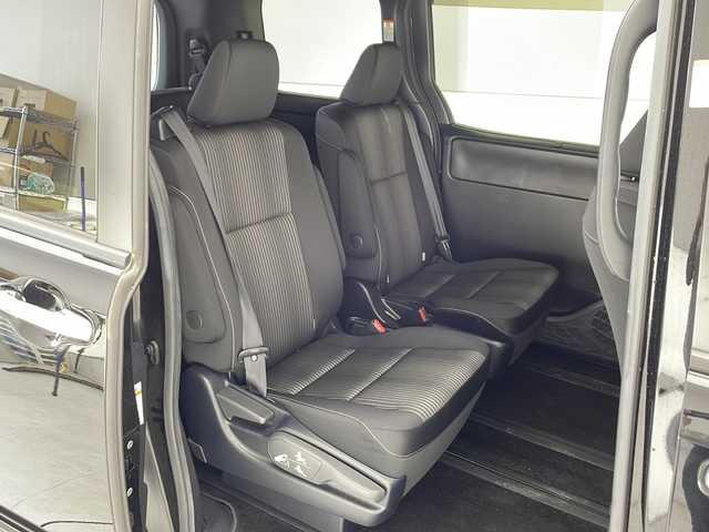 トヨタ ヴォクシー ZS 煌Ⅱ 千葉県 2020(令2)年 3.5万km ブラック 禁煙車/アルパインナビ/AM/FM/CD/DVD/SD/USB/BT/HDMI/フルセグTV/両側パワースライドドア/フリップダウンモニター/クルーズコントロール/トヨタセーフティセンス/プリクラッシュセーフティ/レーンキープアシスト/パーキングサポートブレーキ/先行車発進告知/LEDヘッドライト/ステアリングスイッチ/サンシェード