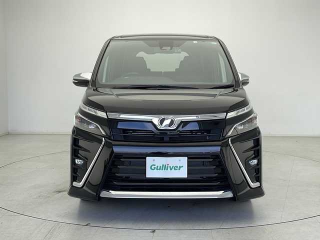 トヨタ ヴォクシー ZS 煌Ⅱ 千葉県 2020(令2)年 3.5万km ブラック 禁煙車/アルパインナビ/AM/FM/CD/DVD/SD/USB/BT/HDMI/フルセグTV/両側パワースライドドア/フリップダウンモニター/クルーズコントロール/トヨタセーフティセンス/プリクラッシュセーフティ/レーンキープアシスト/パーキングサポートブレーキ/先行車発進告知/LEDヘッドライト/ステアリングスイッチ/サンシェード