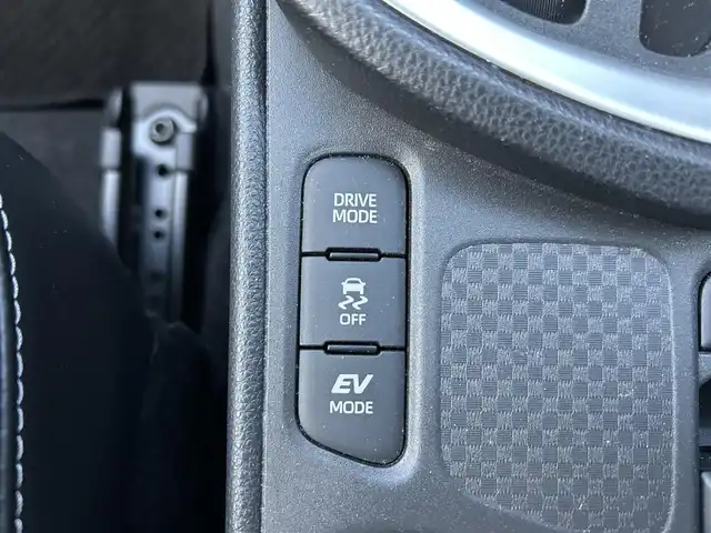トヨタ ヤリスクロス ハイブリッド Z 岡山県 2022(令4)年 4.4万km ホワイトパールクリスタルシャイン 純正8インチディスプレイオーディオ/フルセグTV、Bluetooth、AM、FM、/Android Auto、Apple Carplay/バックカメラ/パワーバックドア/ブラインドスポットモニター/トヨタセーフティセンス/・プリクラッシュセーフティ/・レーントレーシングアシスト/・レーンディパーチャーアラート/・レーダークルーズコントロール/・オートマチックハイビーム/・ロードサインアシスト/パーキングサポートブレーキ/前席シートヒーター/運転席パワーシート/前後ドライブレコーダー　SN-TW71/前後コーナーセンサー/ビルトインETC