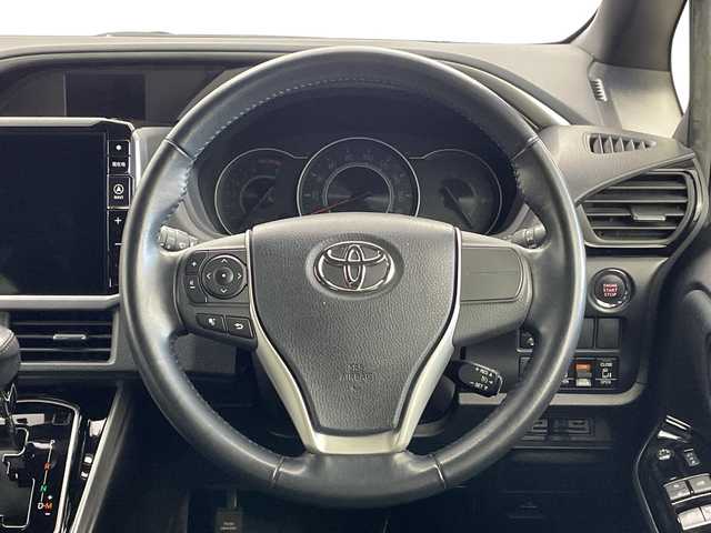トヨタ ヴォクシー ZS 煌Ⅱ 新潟県 2019(平31)年 7万km ブラック ＡＬＰＩＮＥ製メモリナビ（Bluetooth・CD・DVD・USB）/フリップダウンモニター　/ワンオーナー　/両側パワースライドドア　/バックカメラ　/フルセグ　/衝突被害軽減システム　/前後コーナーセンサー　/ALPINE製前方ドライブレコーダー/LEDオートライト　/オートマチックハイビーム/後席オートエアコン/アイドリングストップ/MTモード付AT/ECOモード/スマートキー/純正フロアマット/純正１６インチアルミホイール