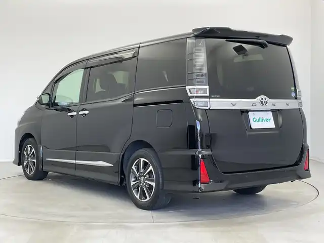 トヨタ ヴォクシー ZS 煌Ⅱ 新潟県 2019(平31)年 7万km ブラック ＡＬＰＩＮＥ製メモリナビ（Bluetooth・CD・DVD・USB）/フリップダウンモニター　/ワンオーナー　/両側パワースライドドア　/バックカメラ　/フルセグ　/衝突被害軽減システム　/前後コーナーセンサー　/ALPINE製前方ドライブレコーダー/LEDオートライト　/オートマチックハイビーム/後席オートエアコン/アイドリングストップ/MTモード付AT/ECOモード/スマートキー/純正フロアマット/純正１６インチアルミホイール