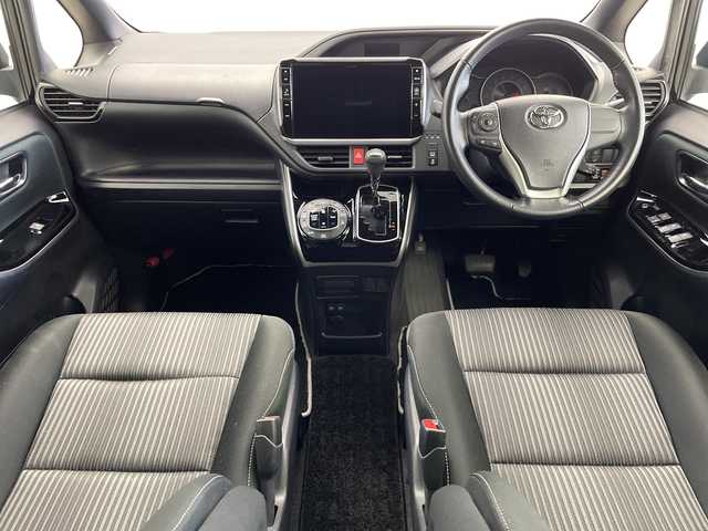 トヨタ ヴォクシー ZS 煌Ⅱ 新潟県 2019(平31)年 7万km ブラック ＡＬＰＩＮＥ製メモリナビ（Bluetooth・CD・DVD・USB）/フリップダウンモニター　/ワンオーナー　/両側パワースライドドア　/バックカメラ　/フルセグ　/衝突被害軽減システム　/前後コーナーセンサー　/ALPINE製前方ドライブレコーダー/LEDオートライト　/オートマチックハイビーム/後席オートエアコン/アイドリングストップ/MTモード付AT/ECOモード/スマートキー/純正フロアマット/純正１６インチアルミホイール