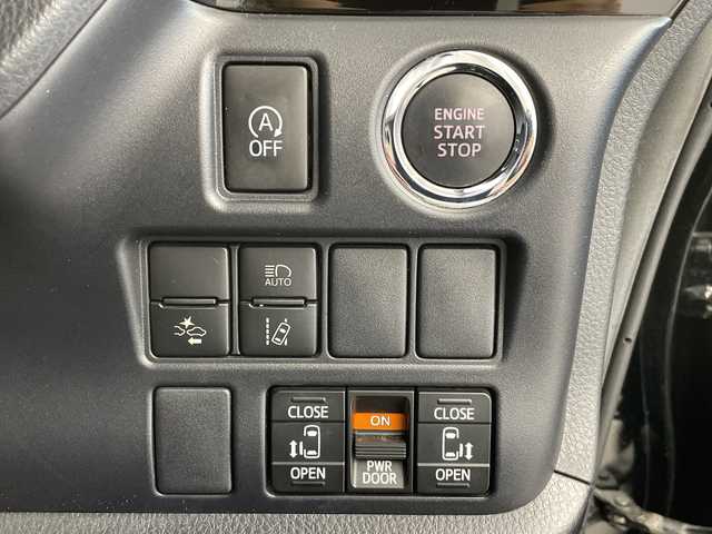 トヨタ ヴォクシー ZS 煌Ⅱ 新潟県 2019(平31)年 7万km ブラック ＡＬＰＩＮＥ製メモリナビ（Bluetooth・CD・DVD・USB）/フリップダウンモニター　/ワンオーナー　/両側パワースライドドア　/バックカメラ　/フルセグ　/衝突被害軽減システム　/前後コーナーセンサー　/ALPINE製前方ドライブレコーダー/LEDオートライト　/オートマチックハイビーム/後席オートエアコン/アイドリングストップ/MTモード付AT/ECOモード/スマートキー/純正フロアマット/純正１６インチアルミホイール