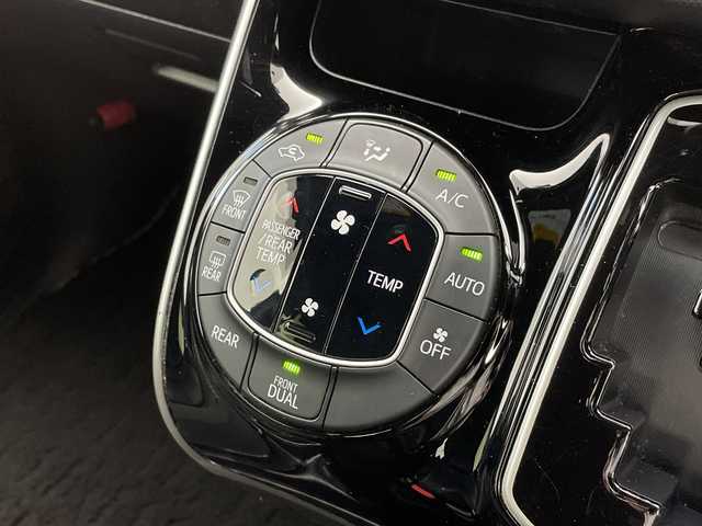 トヨタ ヴォクシー ZS 煌Ⅱ 新潟県 2019(平31)年 7万km ブラック ＡＬＰＩＮＥ製メモリナビ（Bluetooth・CD・DVD・USB）/フリップダウンモニター　/ワンオーナー　/両側パワースライドドア　/バックカメラ　/フルセグ　/衝突被害軽減システム　/前後コーナーセンサー　/ALPINE製前方ドライブレコーダー/LEDオートライト　/オートマチックハイビーム/後席オートエアコン/アイドリングストップ/MTモード付AT/ECOモード/スマートキー/純正フロアマット/純正１６インチアルミホイール