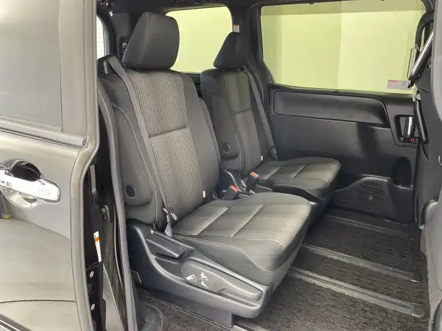トヨタ ヴォクシー ZS 煌Ⅱ 新潟県 2019(平31)年 7万km ブラック ＡＬＰＩＮＥ製メモリナビ（Bluetooth・CD・DVD・USB）/フリップダウンモニター　/ワンオーナー　/両側パワースライドドア　/バックカメラ　/フルセグ　/衝突被害軽減システム　/前後コーナーセンサー　/ALPINE製前方ドライブレコーダー/LEDオートライト　/オートマチックハイビーム/後席オートエアコン/アイドリングストップ/MTモード付AT/ECOモード/スマートキー/純正フロアマット/純正１６インチアルミホイール