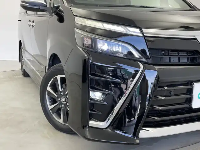 トヨタ ヴォクシー ZS 煌Ⅱ 新潟県 2019(平31)年 7万km ブラック ＡＬＰＩＮＥ製メモリナビ（Bluetooth・CD・DVD・USB）/フリップダウンモニター　/ワンオーナー　/両側パワースライドドア　/バックカメラ　/フルセグ　/衝突被害軽減システム　/前後コーナーセンサー　/ALPINE製前方ドライブレコーダー/LEDオートライト　/オートマチックハイビーム/後席オートエアコン/アイドリングストップ/MTモード付AT/ECOモード/スマートキー/純正フロアマット/純正１６インチアルミホイール