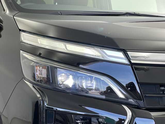 トヨタ ヴォクシー ZS 煌Ⅱ 新潟県 2019(平31)年 7万km ブラック ＡＬＰＩＮＥ製メモリナビ（Bluetooth・CD・DVD・USB）/フリップダウンモニター　/ワンオーナー　/両側パワースライドドア　/バックカメラ　/フルセグ　/衝突被害軽減システム　/前後コーナーセンサー　/ALPINE製前方ドライブレコーダー/LEDオートライト　/オートマチックハイビーム/後席オートエアコン/アイドリングストップ/MTモード付AT/ECOモード/スマートキー/純正フロアマット/純正１６インチアルミホイール