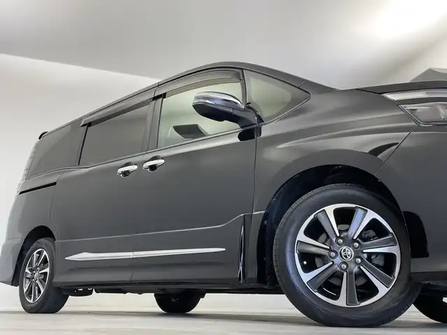 トヨタ ヴォクシー ZS 煌Ⅱ 新潟県 2019(平31)年 7万km ブラック ＡＬＰＩＮＥ製メモリナビ（Bluetooth・CD・DVD・USB）/フリップダウンモニター　/ワンオーナー　/両側パワースライドドア　/バックカメラ　/フルセグ　/衝突被害軽減システム　/前後コーナーセンサー　/ALPINE製前方ドライブレコーダー/LEDオートライト　/オートマチックハイビーム/後席オートエアコン/アイドリングストップ/MTモード付AT/ECOモード/スマートキー/純正フロアマット/純正１６インチアルミホイール