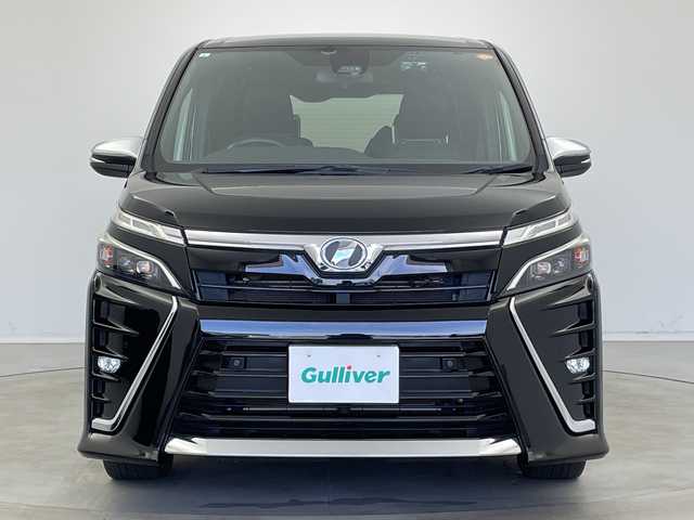 トヨタ ヴォクシー ZS 煌Ⅱ 新潟県 2019(平31)年 7万km ブラック ＡＬＰＩＮＥ製メモリナビ（Bluetooth・CD・DVD・USB）/フリップダウンモニター　/ワンオーナー　/両側パワースライドドア　/バックカメラ　/フルセグ　/衝突被害軽減システム　/前後コーナーセンサー　/ALPINE製前方ドライブレコーダー/LEDオートライト　/オートマチックハイビーム/後席オートエアコン/アイドリングストップ/MTモード付AT/ECOモード/スマートキー/純正フロアマット/純正１６インチアルミホイール