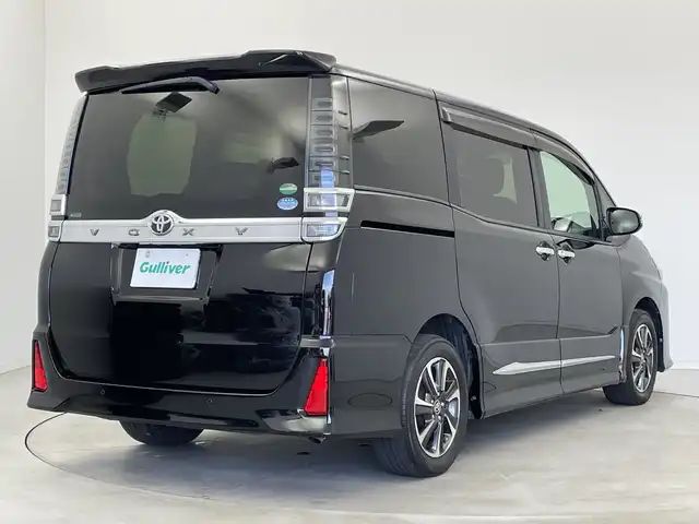 トヨタ ヴォクシー ZS 煌Ⅱ 新潟県 2019(平31)年 7万km ブラック ＡＬＰＩＮＥ製メモリナビ（Bluetooth・CD・DVD・USB）/フリップダウンモニター　/ワンオーナー　/両側パワースライドドア　/バックカメラ　/フルセグ　/衝突被害軽減システム　/前後コーナーセンサー　/ALPINE製前方ドライブレコーダー/LEDオートライト　/オートマチックハイビーム/後席オートエアコン/アイドリングストップ/MTモード付AT/ECOモード/スマートキー/純正フロアマット/純正１６インチアルミホイール