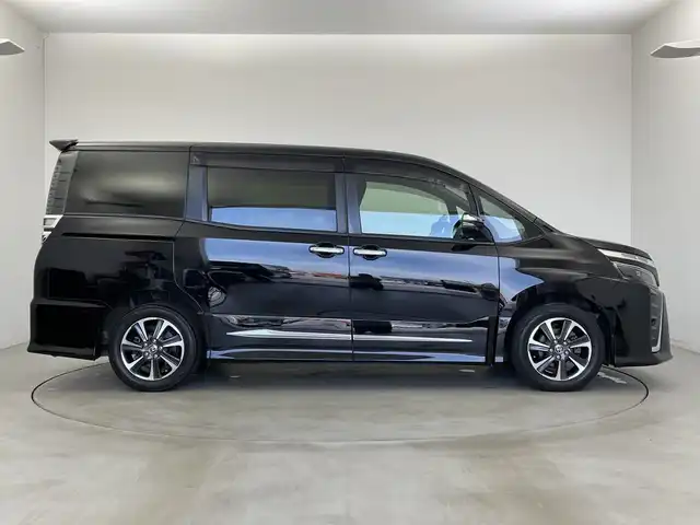 トヨタ ヴォクシー ZS 煌Ⅱ 新潟県 2019(平31)年 7万km ブラック ＡＬＰＩＮＥ製メモリナビ（Bluetooth・CD・DVD・USB）/フリップダウンモニター　/ワンオーナー　/両側パワースライドドア　/バックカメラ　/フルセグ　/衝突被害軽減システム　/前後コーナーセンサー　/ALPINE製前方ドライブレコーダー/LEDオートライト　/オートマチックハイビーム/後席オートエアコン/アイドリングストップ/MTモード付AT/ECOモード/スマートキー/純正フロアマット/純正１６インチアルミホイール