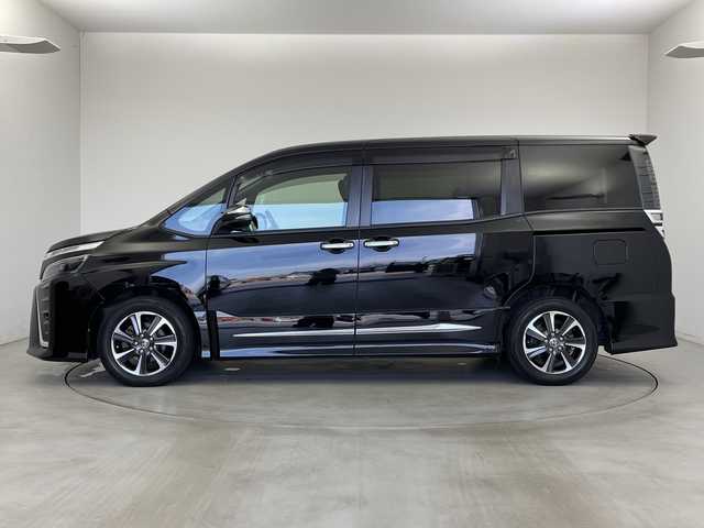 トヨタ ヴォクシー ZS 煌Ⅱ 新潟県 2019(平31)年 7万km ブラック ＡＬＰＩＮＥ製メモリナビ（Bluetooth・CD・DVD・USB）/フリップダウンモニター　/ワンオーナー　/両側パワースライドドア　/バックカメラ　/フルセグ　/衝突被害軽減システム　/前後コーナーセンサー　/ALPINE製前方ドライブレコーダー/LEDオートライト　/オートマチックハイビーム/後席オートエアコン/アイドリングストップ/MTモード付AT/ECOモード/スマートキー/純正フロアマット/純正１６インチアルミホイール