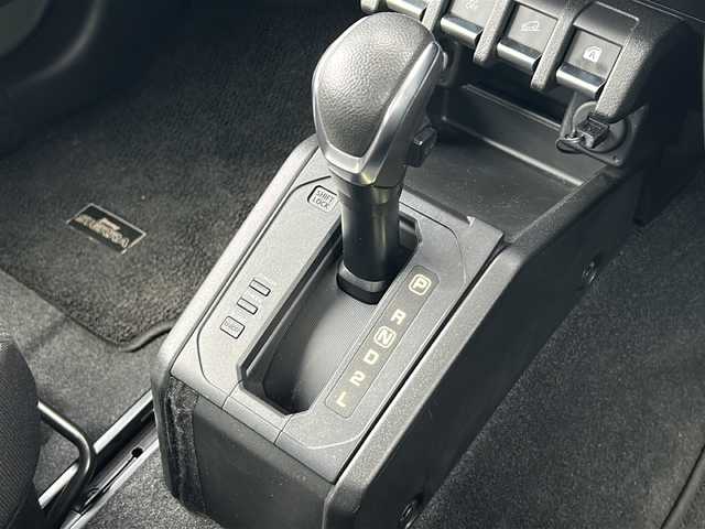 スズキ ジムニー シエラ JC 三重県 2018(平30)年 3.8万km ジャングルグリーン 純正８型ナビ/バックカメラ/前席シートヒーター/ビルトインETC/ヒーテッドドアミラー/クルーズコントロール/オートハイビーム/オートライト/社外レーダー探知機/革巻きハンドル/ステアリングスイッチ/純正オプションフロントグリル付/LEDヘッドライト/電動格納ミラー/禁煙車