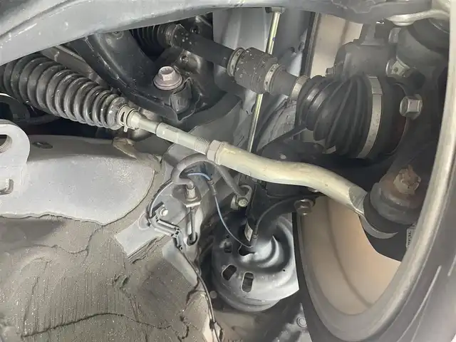 トヨタ プリウス Sセーフティプラス ツートーン 滋賀県 2018(平30)年 4.3万km スティールブロンドM 純正9インチナビ/（AM/FM/CD/DVD/Bluetooth/TVフルセグ/SD/T-connect）/プリクラッシュセーフティシステム/フロントカメラ/バックカメラ/クルーズコントロール/ビルトインETC/レーンキープアシスト/コーナーセンサー/ステアリングスイッチ/ハンズフリーフォン/オートライト/オートエアコン/オートハイビーム/ドライブレコーダー/電動格納ミラー/横滑り防止/パーキングアシスト/パワーウィンドウ/フロントフォグ/スマートキー/スペアキー/プッシュスタート/純正フロアマット/ドアバイザー