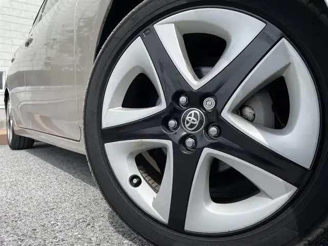 トヨタ プリウス Sセーフティプラス ツートーン 滋賀県 2018(平30)年 4.3万km スティールブロンドM 純正9インチナビ/（AM/FM/CD/DVD/Bluetooth/TVフルセグ/SD/T-connect）/プリクラッシュセーフティシステム/フロントカメラ/バックカメラ/クルーズコントロール/ビルトインETC/レーンキープアシスト/コーナーセンサー/ステアリングスイッチ/ハンズフリーフォン/オートライト/オートエアコン/オートハイビーム/ドライブレコーダー/電動格納ミラー/横滑り防止/パーキングアシスト/パワーウィンドウ/フロントフォグ/スマートキー/スペアキー/プッシュスタート/純正フロアマット/ドアバイザー