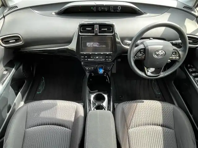 トヨタ プリウス Sセーフティプラス ツートーン 滋賀県 2018(平30)年 4.3万km スティールブロンドM 純正9インチナビ/（AM/FM/CD/DVD/Bluetooth/TVフルセグ/SD/T-connect）/プリクラッシュセーフティシステム/フロントカメラ/バックカメラ/クルーズコントロール/ビルトインETC/レーンキープアシスト/コーナーセンサー/ステアリングスイッチ/ハンズフリーフォン/オートライト/オートエアコン/オートハイビーム/ドライブレコーダー/電動格納ミラー/横滑り防止/パーキングアシスト/パワーウィンドウ/フロントフォグ/スマートキー/スペアキー/プッシュスタート/純正フロアマット/ドアバイザー