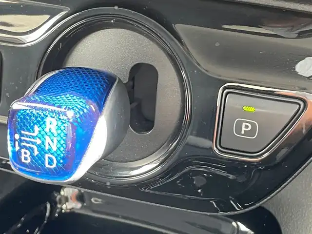 トヨタ プリウス Sセーフティプラス ツートーン 滋賀県 2018(平30)年 4.3万km スティールブロンドM 純正9インチナビ/（AM/FM/CD/DVD/Bluetooth/TVフルセグ/SD/T-connect）/プリクラッシュセーフティシステム/フロントカメラ/バックカメラ/クルーズコントロール/ビルトインETC/レーンキープアシスト/コーナーセンサー/ステアリングスイッチ/ハンズフリーフォン/オートライト/オートエアコン/オートハイビーム/ドライブレコーダー/電動格納ミラー/横滑り防止/パーキングアシスト/パワーウィンドウ/フロントフォグ/スマートキー/スペアキー/プッシュスタート/純正フロアマット/ドアバイザー