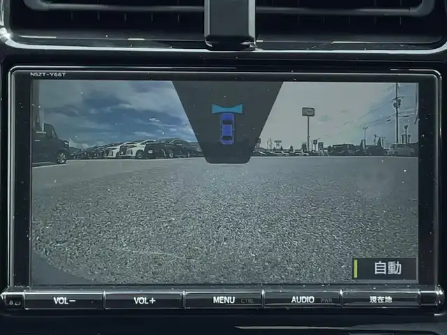 トヨタ プリウス Sセーフティプラス ツートーン 滋賀県 2018(平30)年 4.3万km スティールブロンドM 純正9インチナビ/（AM/FM/CD/DVD/Bluetooth/TVフルセグ/SD/T-connect）/プリクラッシュセーフティシステム/フロントカメラ/バックカメラ/クルーズコントロール/ビルトインETC/レーンキープアシスト/コーナーセンサー/ステアリングスイッチ/ハンズフリーフォン/オートライト/オートエアコン/オートハイビーム/ドライブレコーダー/電動格納ミラー/横滑り防止/パーキングアシスト/パワーウィンドウ/フロントフォグ/スマートキー/スペアキー/プッシュスタート/純正フロアマット/ドアバイザー